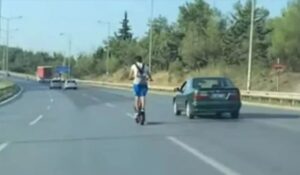 Πατρών - Πύργου: Νεαρός με πατίνι κινητοποίησε την ΕΛΑΣ