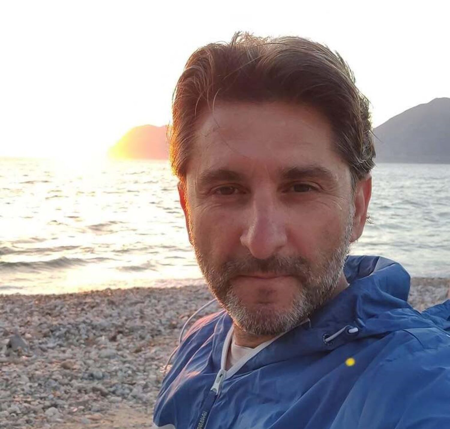 Ο άνδρας που βρέθηκε νεκρός στην Πάτρα, ποζάρει σε παραλία με ηλιοβ…