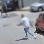 ΒΙΝΤΕΟ: 77χρονος κυνηγά αδέλφια με τρίαινα στον Πειραιά