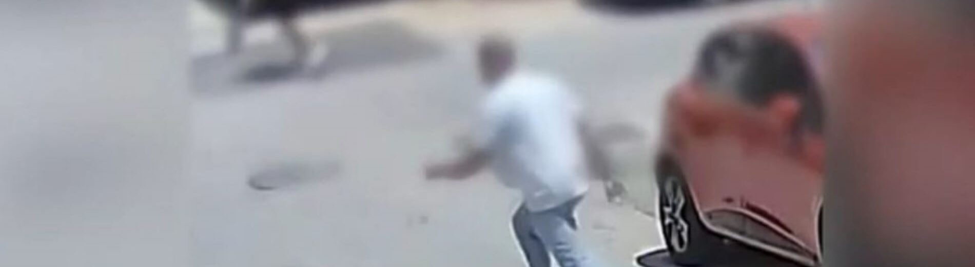 Αδέλφια στον Πειραιά με μια τρίαινα.