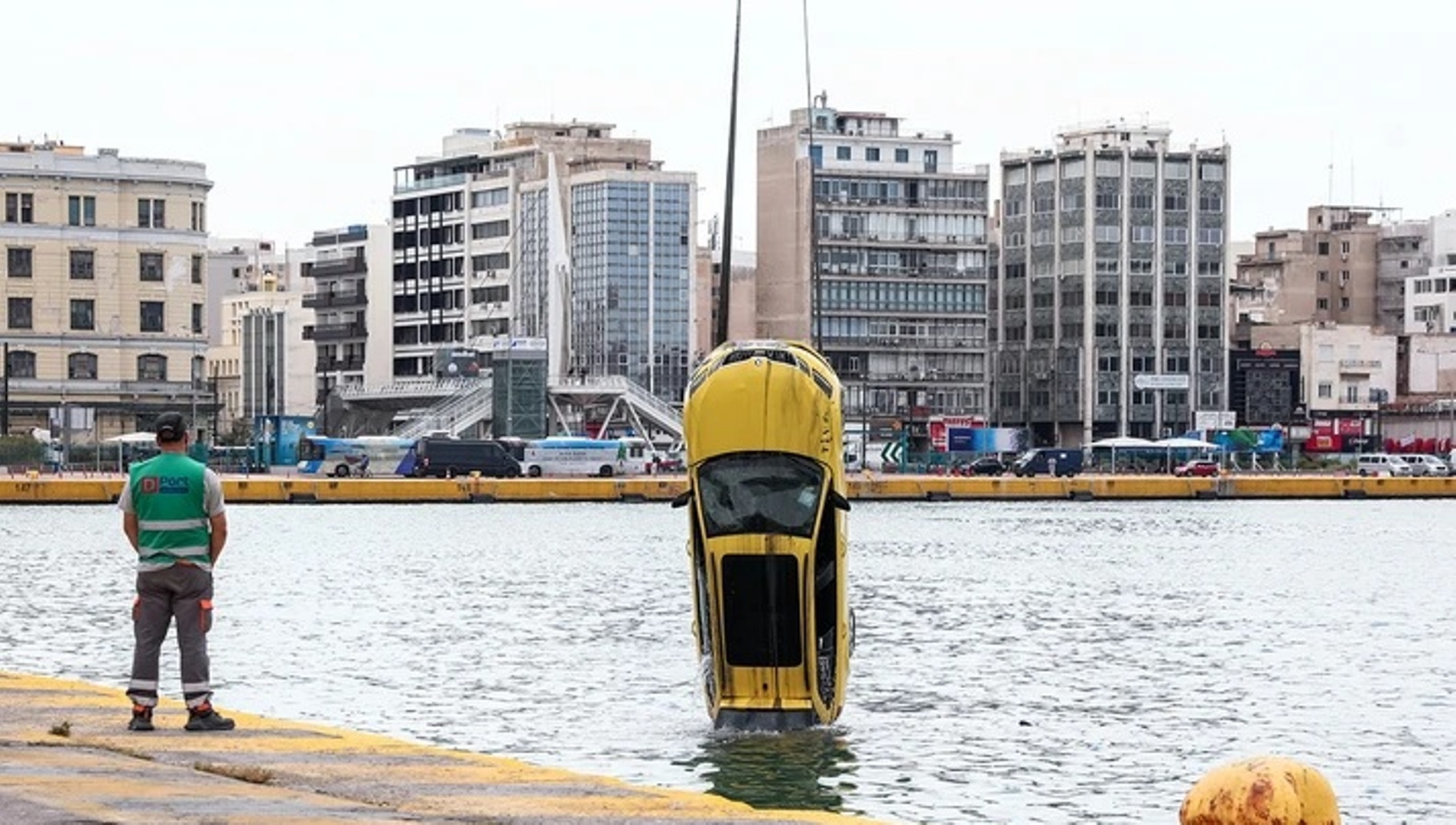 Πειραιάς: Νεκρός οδηγός ταξί μετά από πτώση στο λιμάνι ΦΩΤΟ 4 Πειραιάς: Νεκρός οδηγός ταξί μετά από πτώση στο λιμάνι ΦΩΤΟ