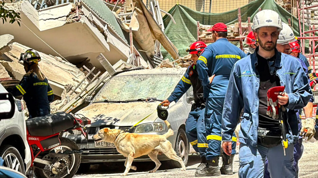 Πετράλωνα: Κατάρρευση πολυκατοικίας - Ερευνες για τυχόν εγκλωβισμένους - Πέντε προσαγωγές ΦΩΤΟ - ΝΕΟΤΕΡΑ 29 Πετράλωνα: Κατάρρευση πολυκατοικίας - Ερευνες για τυχόν εγκλωβισμένους - Πέντε προσαγωγές ΦΩΤΟ - ΝΕΟΤΕΡΑ