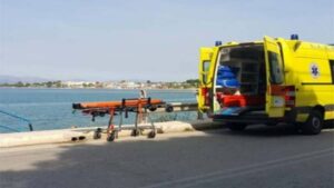 Άνδρας ανασκοπεί νεκρό από τη θάλασσα