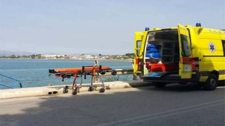 Άνδρας ανασκοπεί νεκρό από τη θάλασσα