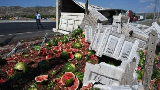 Ανατροπή νταλίκας στην Ολυμπία Οδό ΦΩΤΟ 36 Ανατροπή νταλίκας στην Ολυμπία Οδό ΦΩΤΟ