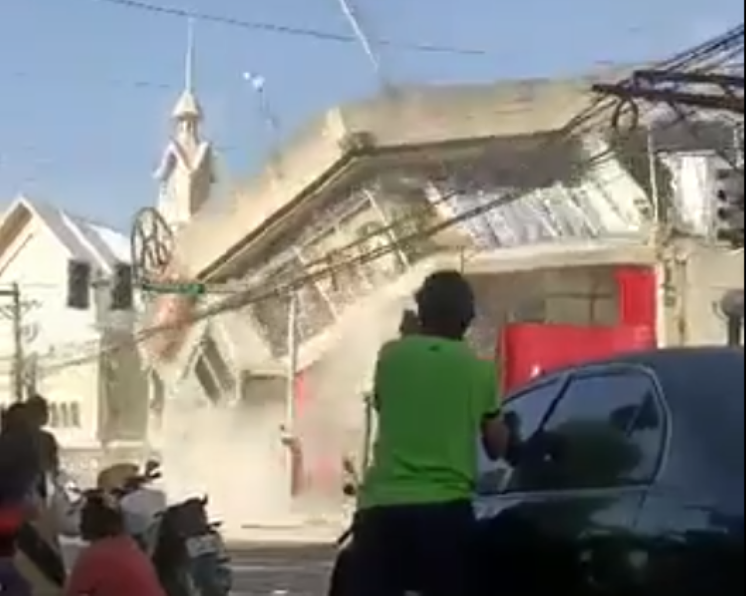 Φιλιππίνες: Κύματα τσουνάμι και εκατοντάδες μετασεισμοί μετά τα 7,8 φονικά Ρίχτερ ΒΙΝΤΕΟ 4 Φιλιππίνες: Κύματα τσουνάμι και εκατοντάδες μετασεισμοί μετά τα 7,8 φονικά Ρίχτερ ΒΙΝΤΕΟ