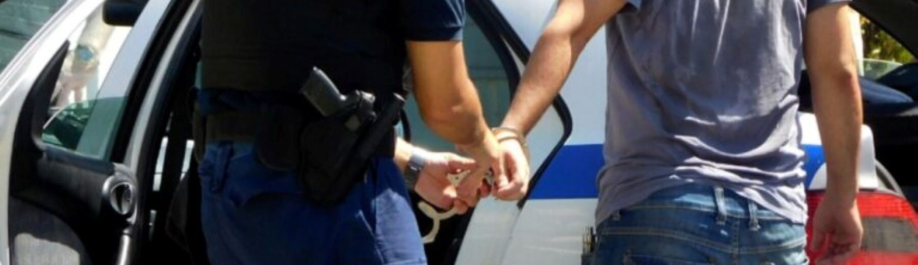 Αστυνομικοί συλλέγουν ναρκωτικά