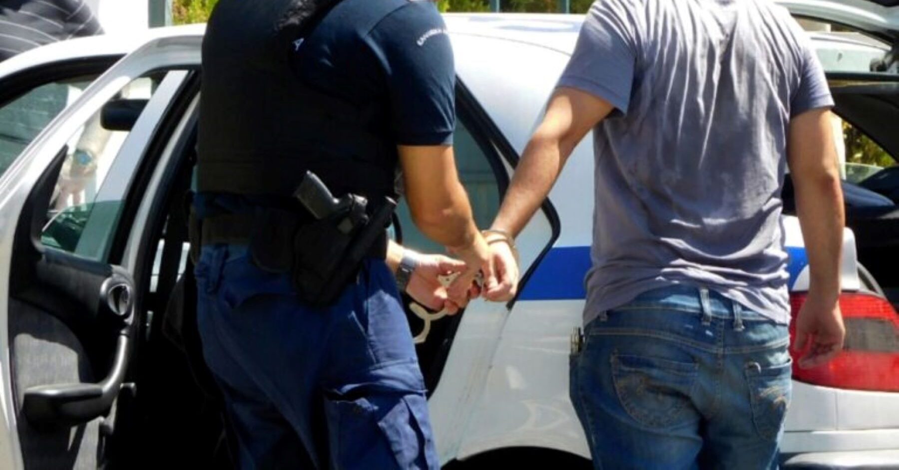 Αστυνομικοί συλλέγουν ναρκωτικά