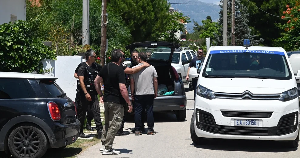 Η στιγμή που ο 65χρονος βασικός ύποπτος μεταφέρεται στην Ασφάλεια Αιγίου