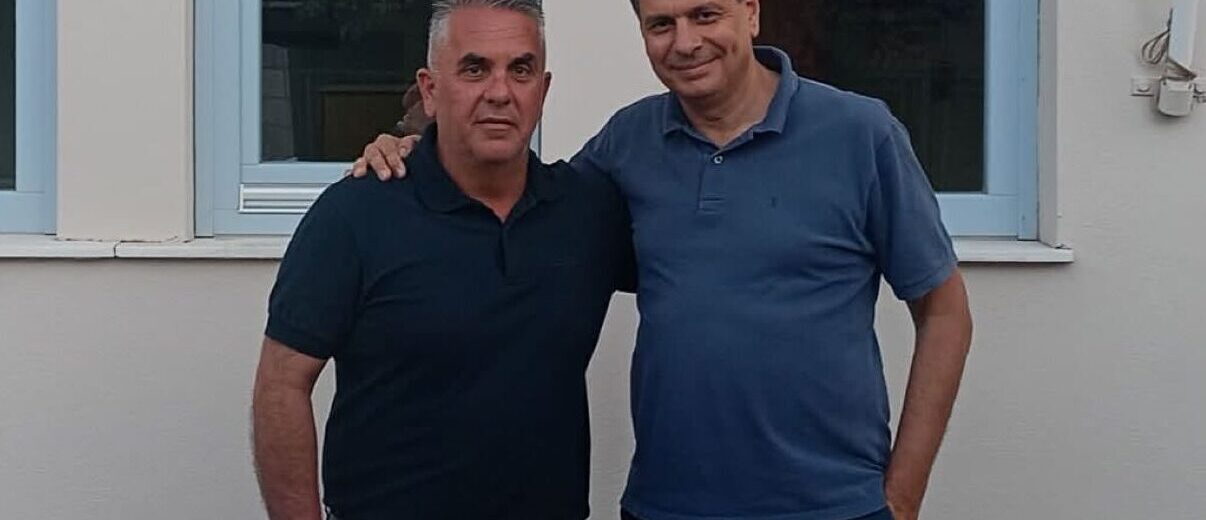 Ο Δήμαρχος Ιθάκης Διονύσης Στανίτσας και ένας άνδρας χαμογελούν.