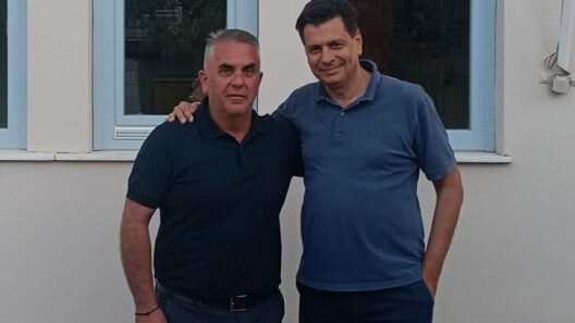 Το «μοντέλο της Ιθάκης» που φέρνει το σπιράλ στην Πάτρα ΦΩΤΟ 36 Ο Δήμαρχος Ιθάκης Διονύσης Στανίτσας και ένας άνδρας χαμογελούν.