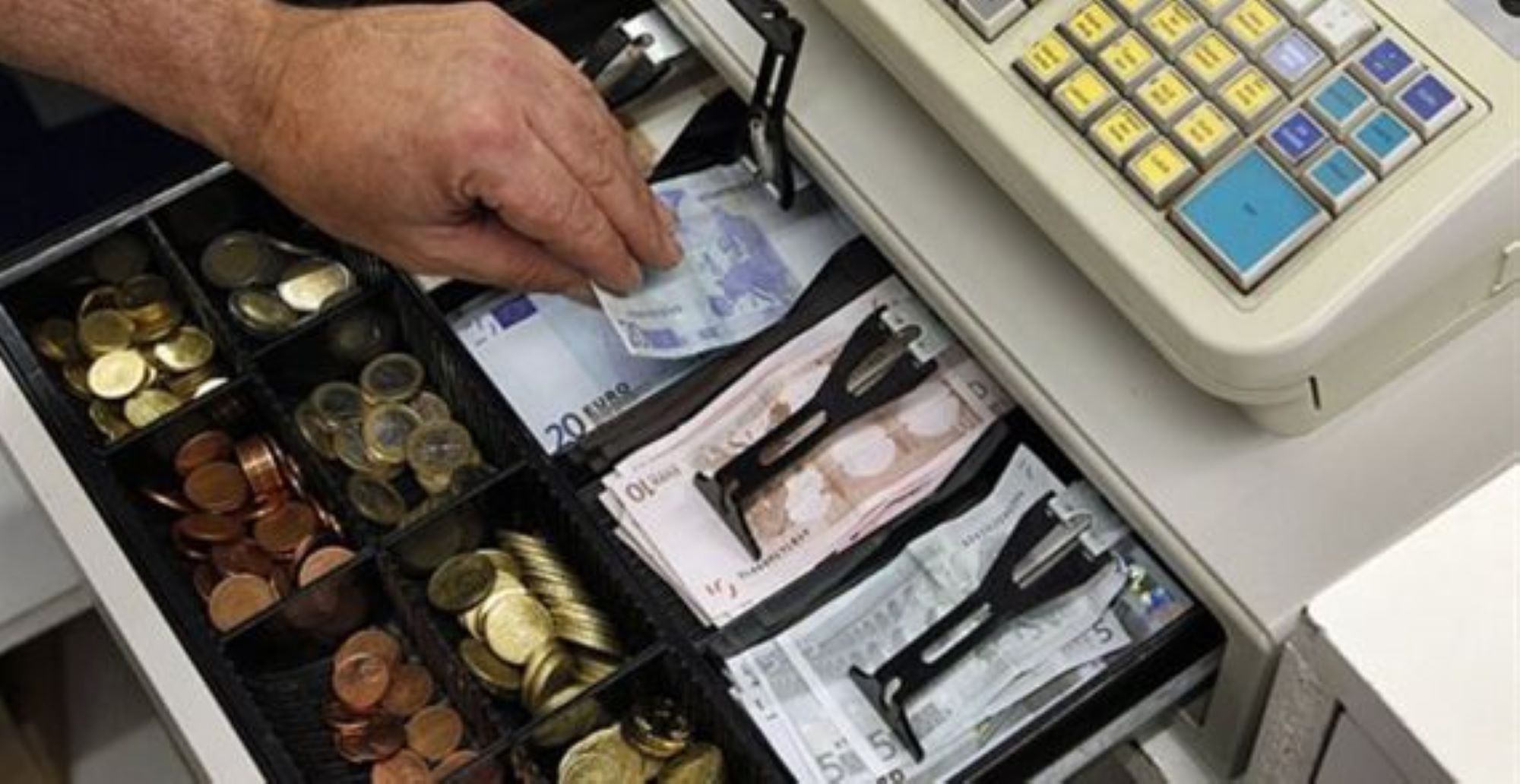 Πάτρα: 12χρονος «σήκωσε» ταμειακή μηχανή από κατάστημα 4 Πάτρα: 12χρονος «σήκωσε» ταμειακή μηχανή από κατάστημα