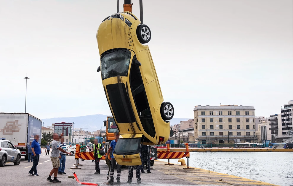 Πειραιάς: Νεκρός οδηγός ταξί μετά από πτώση στο λιμάνι ΦΩΤΟ 30 Πειραιάς: Νεκρός οδηγός ταξί μετά από πτώση στο λιμάνι ΦΩΤΟ