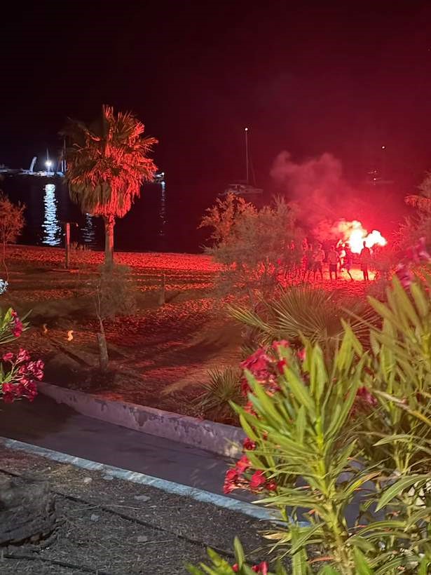 Η ΠΕΠΙΕΘ για ανήλικους με καπνογόνα και πυροτεχνήματα δίπλα στη μαρίνα Αλίμου ΦΩΤΟ - ΒΙΝΤΕΟ