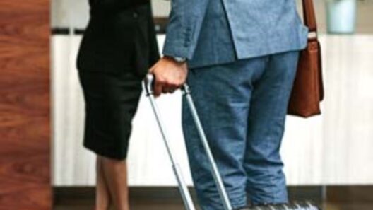 Αχαΐα: Θέσεις εργασίας και δεξιότητες στον Τουριστικό τομέα 32 Άνδρας με βαλίτσα συνομιλεί με ρεσεψιονίστ ξενοδοχείου.
