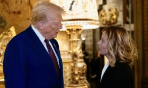 Ο Ντόναλντ Τραμπ και η Τζόρτζια Μελόνι συνομιλούν σε επίσημο περιβ…