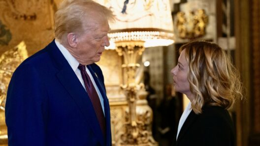 Πολιτική κόντρα Μελόνι - Τραμπ: «Δεν παρακαλάμε», απαντά η Ιταλίδα πρωθυπουργός 36 Ο Ντόναλντ Τραμπ και η Τζόρτζια Μελόνι συνομιλούν σε επίσημο περιβ…