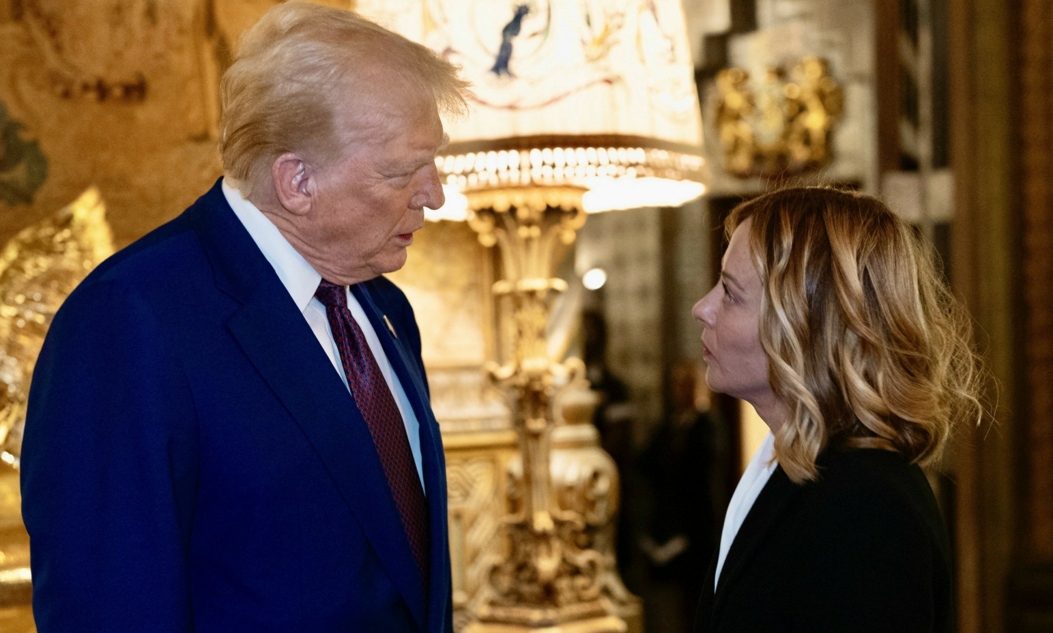 Ο Ντόναλντ Τραμπ και η Τζόρτζια Μελόνι συνομιλούν σε επίσημο περιβ…