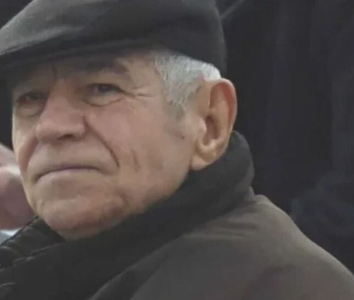 Ο Θανάσης Τσιμιγκάτος, ηλικιωμένος άνδρας με γκρίζα μαλλιά και σκο…