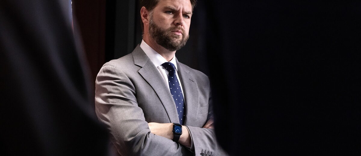 Ο Ρεπουμπλικανός Γερουσιαστής J.D. Vance με σταυρωμένα χέρια σε συνέντ…