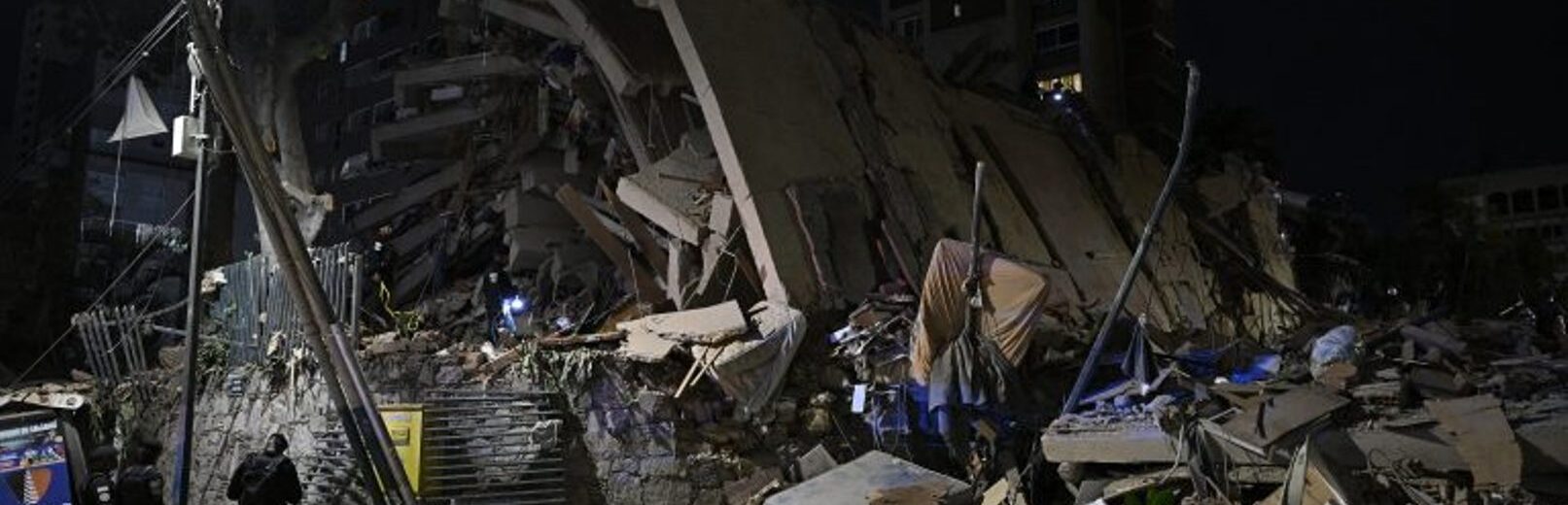 Κατεστραμμένο κτίριο στη Βενεζουέλα μετά από σεισμό, με διασώστες …