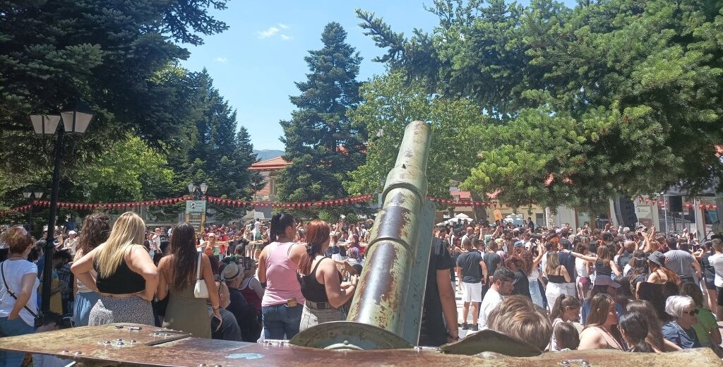 Το «Helmos Mountain Festival» στην πλατεία Καλαβρύτων με παραδοσιακό γλέντι ΦΩΤΟ
