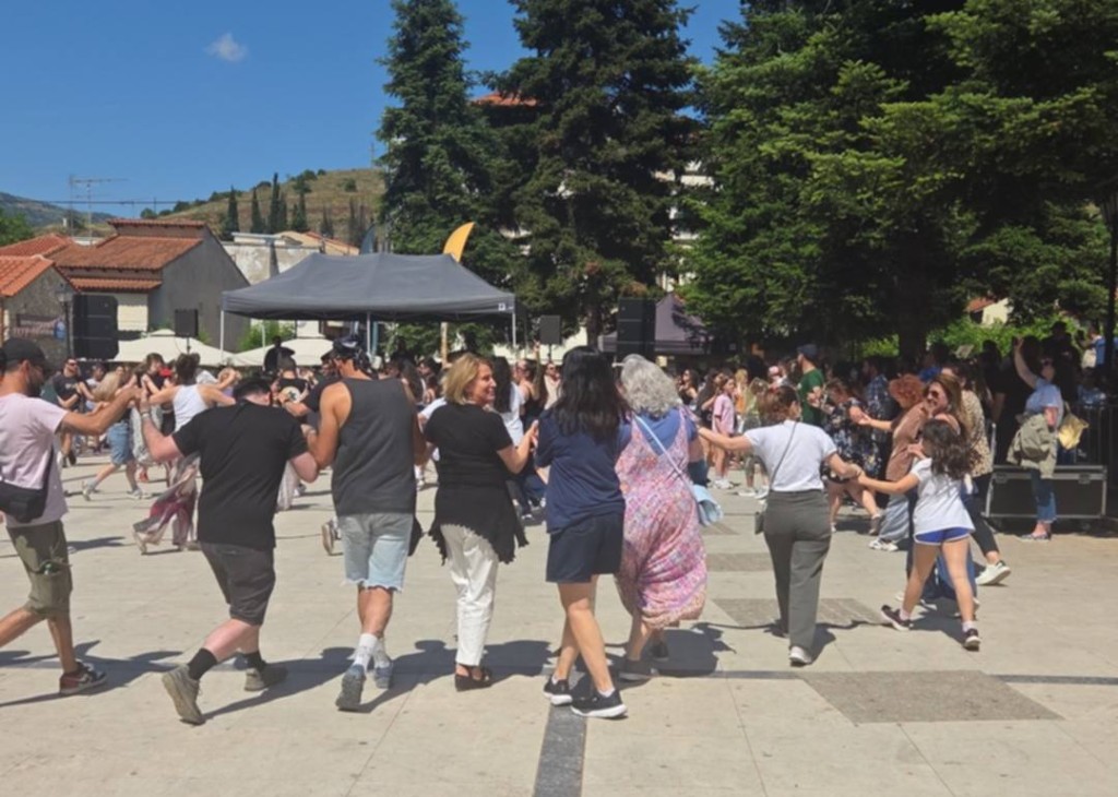 Το «Helmos Mountain Festival» στην πλατεία Καλαβρύτων με παραδοσιακό γλέντι ΦΩΤΟ 32 Το «Helmos Mountain Festival» στην πλατεία Καλαβρύτων με παραδοσιακό γλέντι ΦΩΤΟ