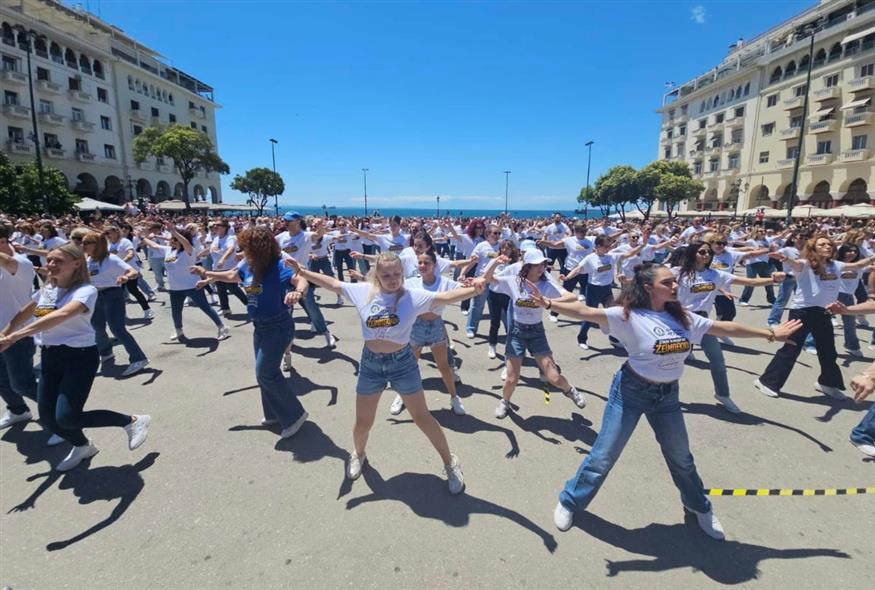 Ρεκόρ Γκίνες στη Θεσσαλονίκη: 830 χορευτές σε εντυπωσιακή χορογραφία ζεϊμπέκικου ΦΩΤΟ 30 Ρεκόρ Γκίνες στη Θεσσαλονίκη: 830 χορευτές σε εντυπωσιακή χορογραφία ζεϊμπέκικου ΦΩΤΟ
