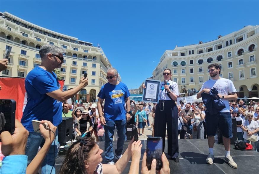 Ρεκόρ Γκίνες στη Θεσσαλονίκη: 830 χορευτές σε εντυπωσιακή χορογραφία ζεϊμπέκικου ΦΩΤΟ 29 Ρεκόρ Γκίνες στη Θεσσαλονίκη: 830 χορευτές σε εντυπωσιακή χορογραφία ζεϊμπέκικου ΦΩΤΟ