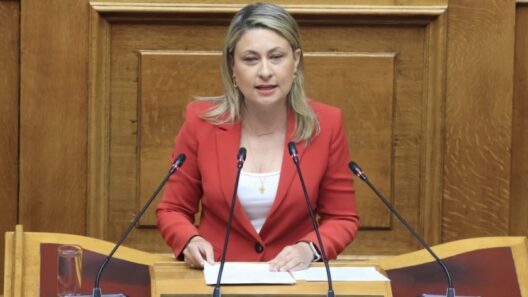 «Εργο, προς όφελος της κοινωνίας» 36 Η Αλεξοπούλου μιλάει στο βήμα της Βουλής.