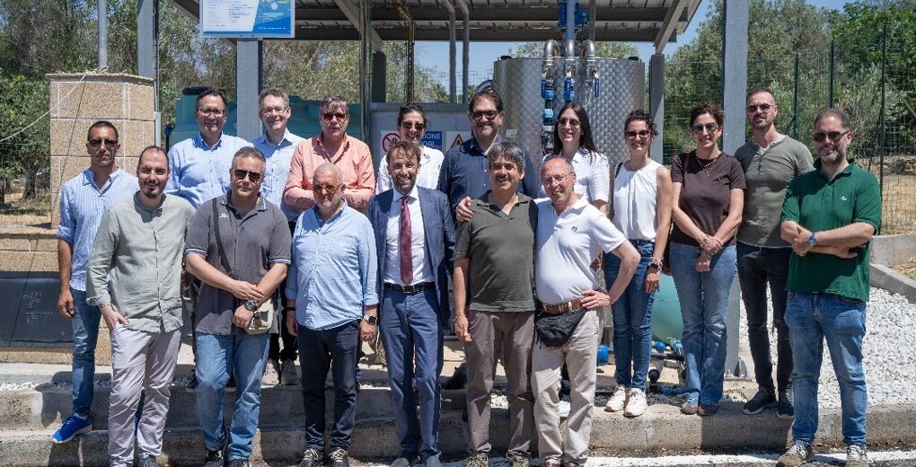 Συμμετέχοντες στο έργο ECO FLOW ποζάρουν μπροστά σε εγκατάσταση επεξε…