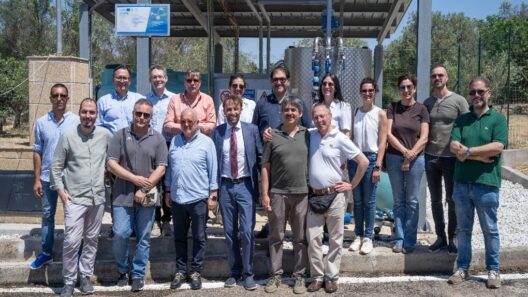 Συμμετέχοντες στο έργο ECO FLOW ποζάρουν μπροστά σε εγκατάσταση επεξε…