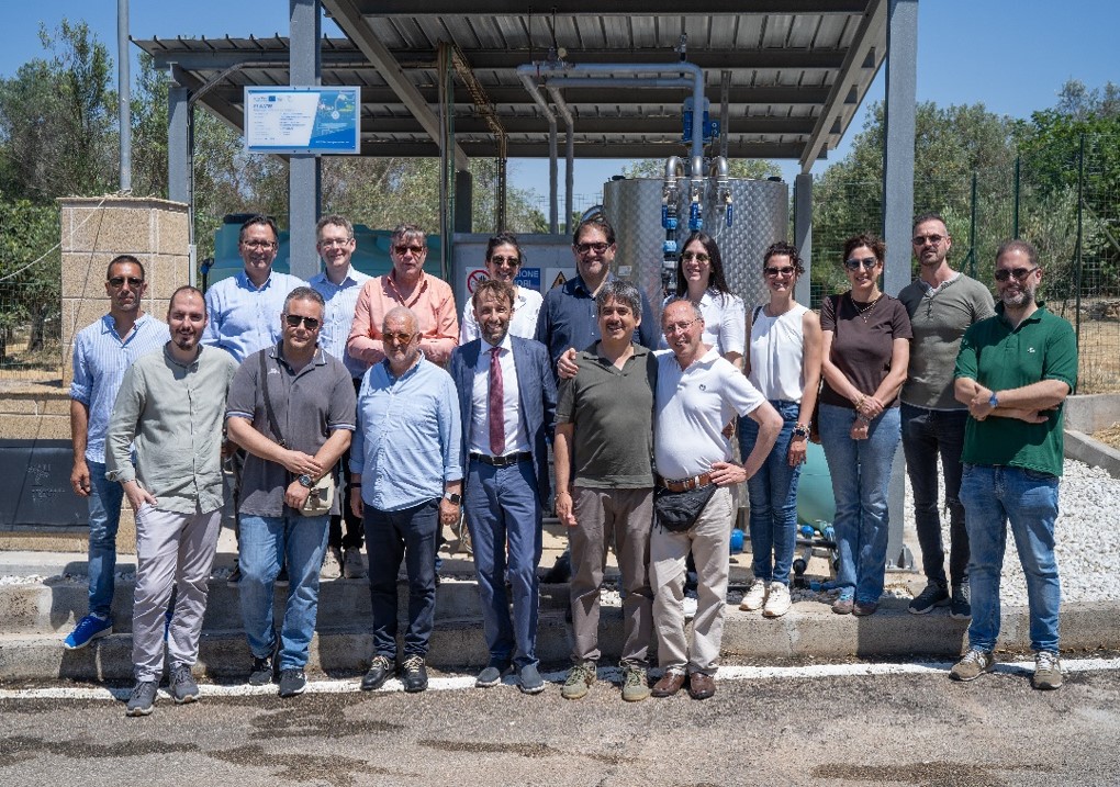 Συμμετέχοντες στο έργο ECO FLOW ποζάρουν μπροστά σε εγκατάσταση επεξε…
