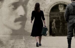 Γυναίκα με βαλίτσα περπατά προς πύλη με σύμβολο SS, με φάντασμα άνδρ…