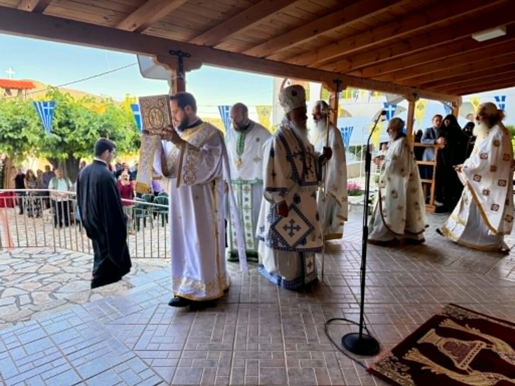 Πανηγυρική Αρχιερατική Θεία λειτουργία στην Μονή Αγίας Τριάδος Ακράτας ΦΩΤΟ 31 Πανηγυρική Αρχιερατική Θεία λειτουργία στην Μονή Αγίας Τριάδος Ακράτας ΦΩΤΟ