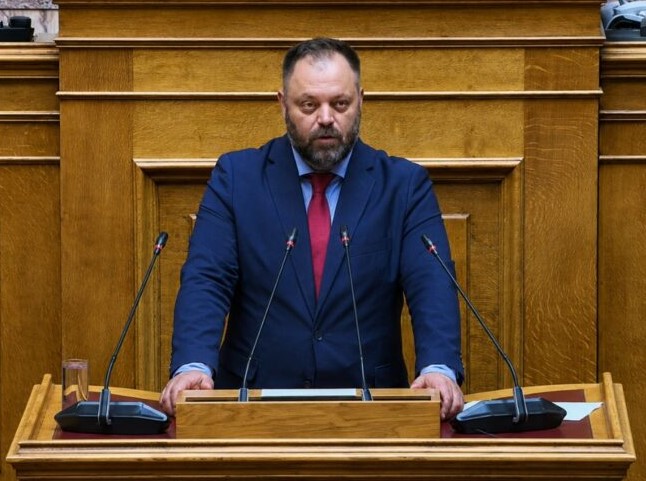 Ο Γιάννης Οικονόμου, Έλληνας πολιτικός, μιλάει στο βήμα της Βουλής.