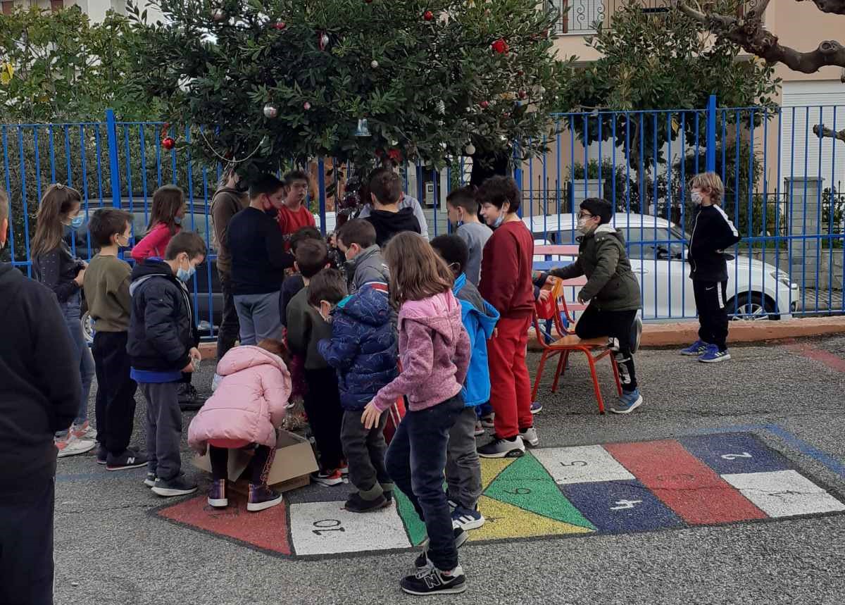 Aίγιο: Ατύχημα μαθητή σε επικίνδυνο σχολικό προαύλιο 4 Aίγιο: Ατύχημα μαθητή σε επικίνδυνο σχολικό προαύλιο