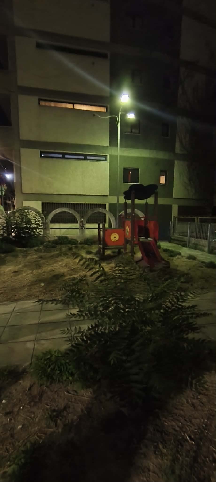 Πάτρα: Παιδική χαρά-«παγίδα» στην καρδιά της πόλης με σκουπίδια κι αγριόχορτα - Εικόνες ντροπής