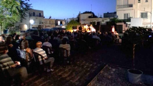 Ήλιδα: Με επιτυχία το 8ο Πανηλειακό Αντάμωμα Ομογενών ΦΩΤΟ 12 Κοινό παρακολουθεί μουσική εκδήλωση σε εξωτερικό χώρο το βράδυ, με…