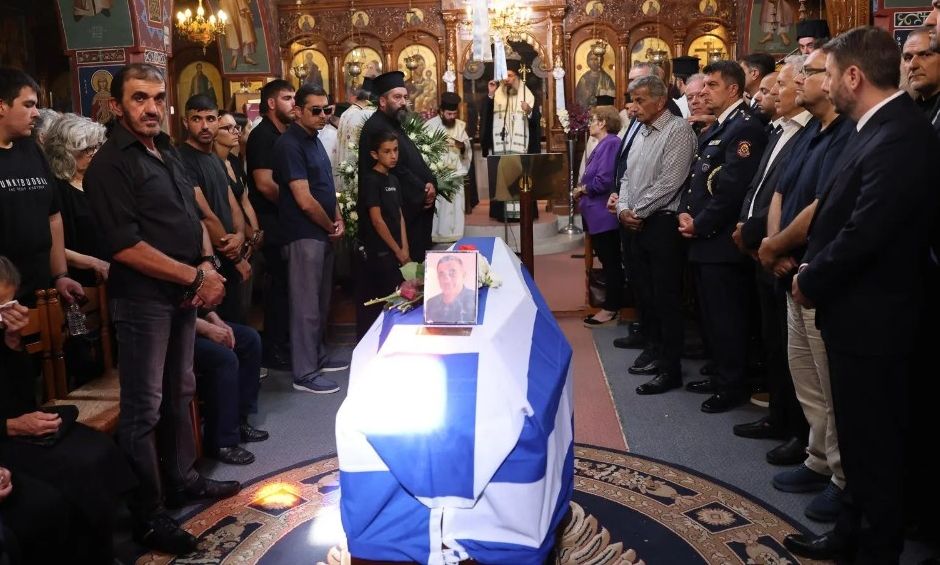 Ρέθυμνο: Θρήνος στο τελευταίο «αντίο» στον πυροσβέστη Μανώλη Στρατιδάκη ΦΩΤΟ