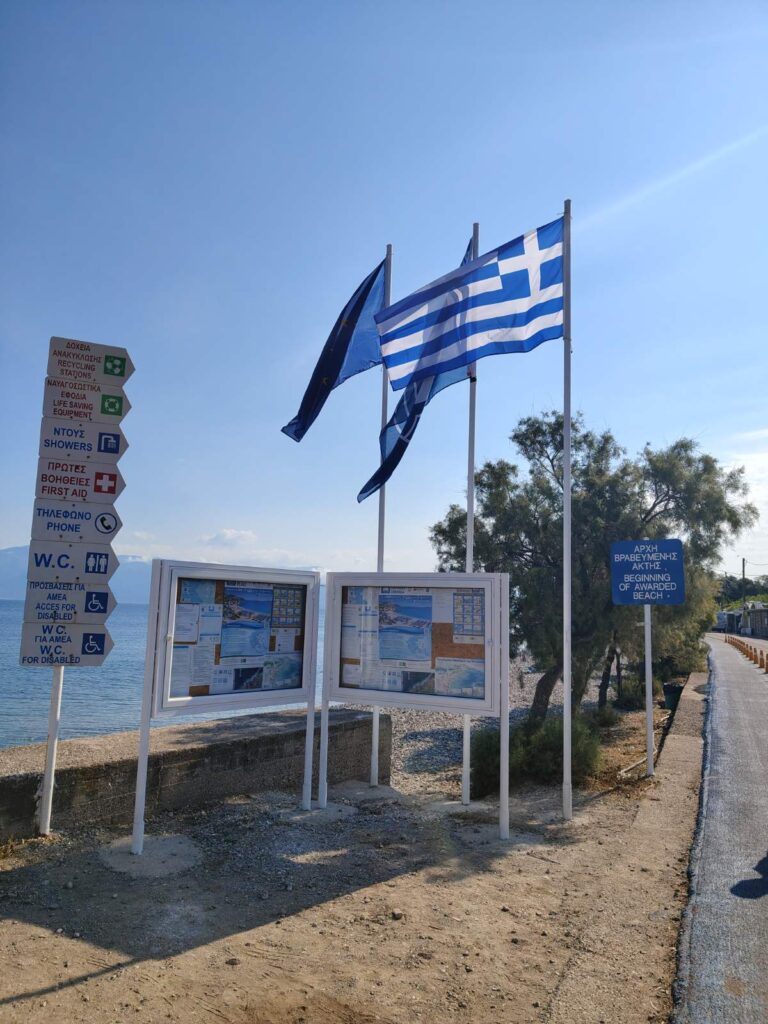 Αίγιο: Μπήκε η «Γαλάζια Σημαία» στην Αλυκή, εξοπλισμένη με όλα η πολυσύχναστη παραλία ΦΩΤΟ