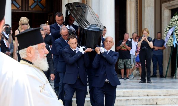 Κοντού: Βαθιά συγκίνηση στην κηδεία της αξέχαστης ηθοποιού ΦΩΤΟ 7 Κοντού: Βαθιά συγκίνηση στην κηδεία της αξέχαστης ηθοποιού ΦΩΤΟ