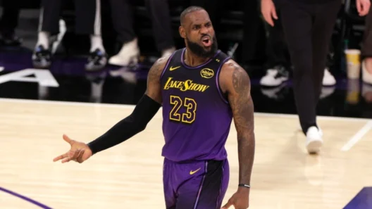 «Βόμβα» στο NBA: Ο ΛεΜπρόν Τζέιμς στους Σίξερς 12 «Βόμβα» στο NBA: Ο ΛεΜπρόν Τζέιμς στους Σίξερς