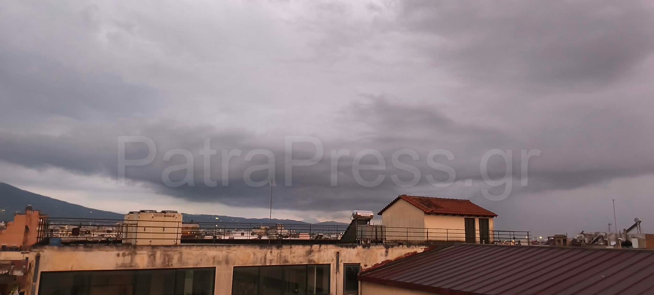 Πάτρα: «Άστραψε και βρόντηξε», καλοκαιριάτικα, στην πόλη ΦΩΤΟ-ΒΙΝΤΕΟ 4 Άστρα και βρόντηξες στην Πάτρα