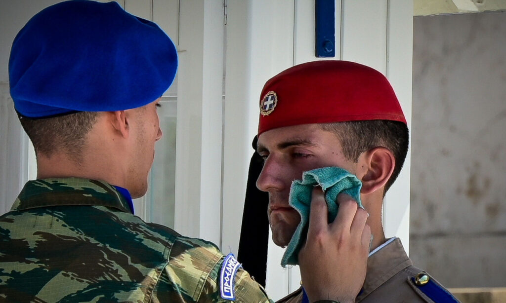 Αθήνα: Στο καθήκον οι Εύζωνες, παρά τις ακραίες θερμοκρασίες