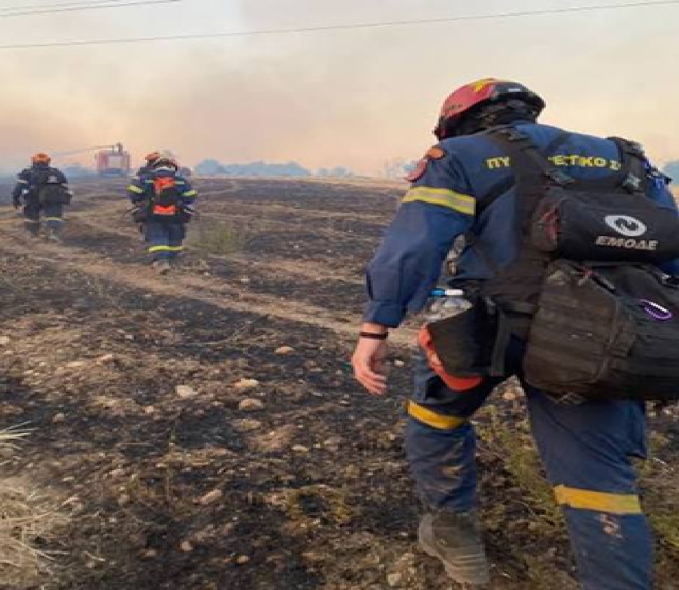 Αχαΐα: Πατρινοί δασοκομάντος δίνουν μάχη σε φωτιά στην Αιτωλοακαρνανία