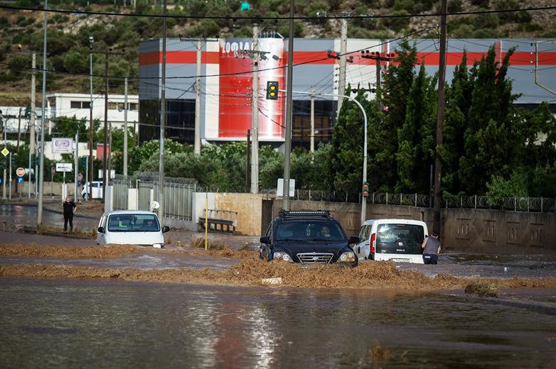 Αττική: Ζημιές και εγκλωβισμοί από μπουρίνι ΦΩΤΟ 6 Αττική: Ζημιές και εγκλωβισμοί από μπουρίνι ΦΩΤΟ