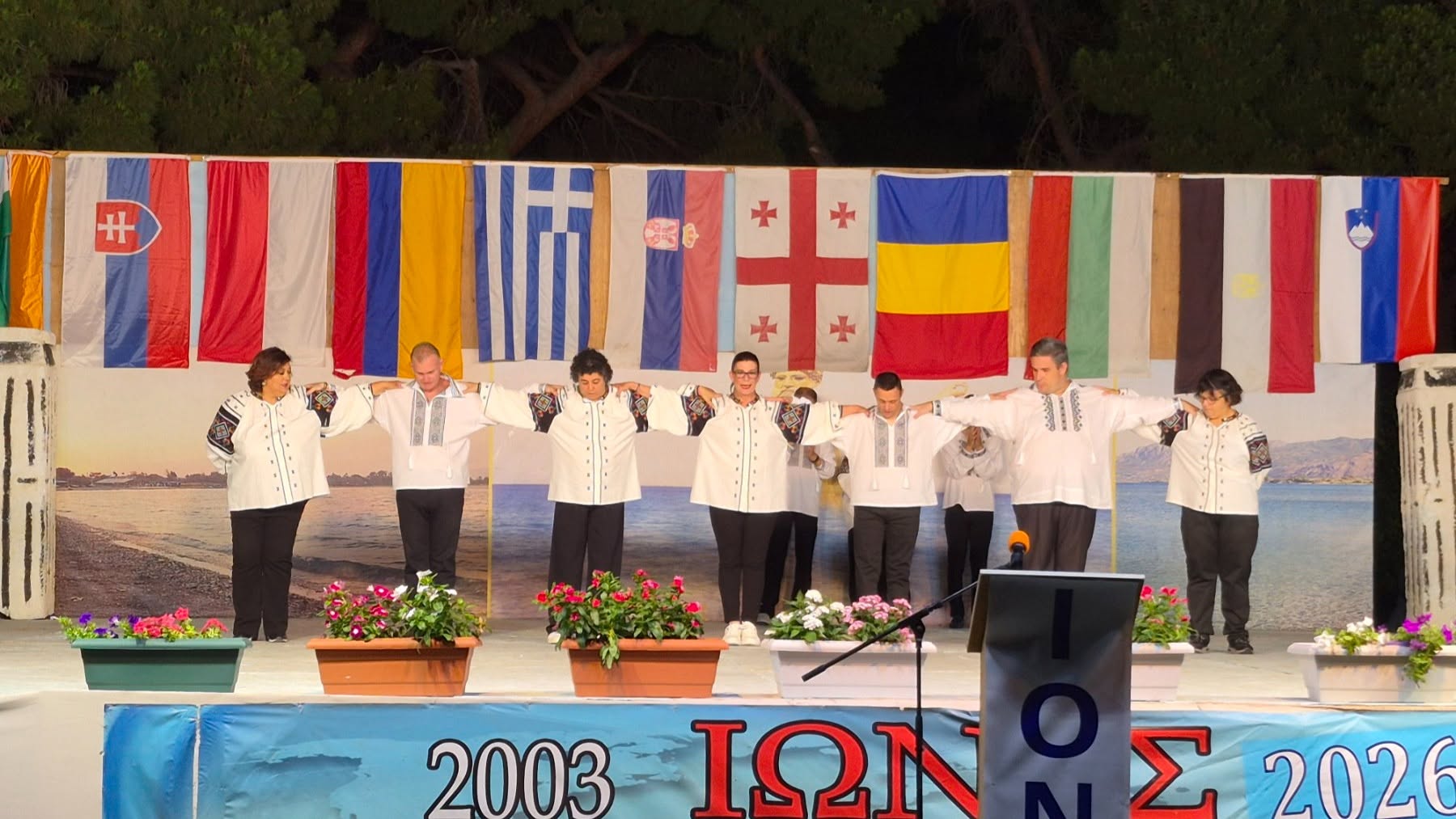 Η χορευτική ομάδα του Ε.Κ.Α.ΜΕ/ΑμεΑ Αιγίου στον Πολιτιστικό Μορφωτικό Σύλλογο «Ιωνες» ΦΩΤΟ