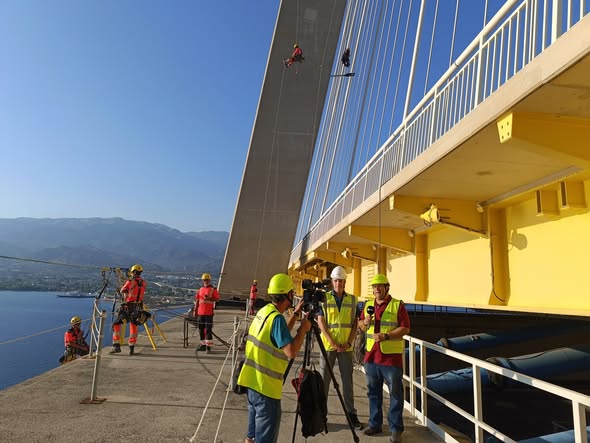 Ρίο-Αντίρριο: Γάλλοι αλπινιστές κρέμονται στη Γέφυρα - Εργασίες ασφάλειας συντηρώντας καλώδια ΦΩΤΟ - ΒΙΝΤΕΟ 30 Ρίο-Αντίρριο: Γάλλοι αλπινιστές κρέμονται στη Γέφυρα - Εργασίες ασφάλειας συντηρώντας καλώδια ΦΩΤΟ - ΒΙΝΤΕΟ
