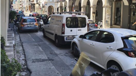 Πάτρα: Κι όμως στο κέντρο δεν βρίσκεις να διπλοπαρκάρεις και όχι...να παρκάρεις ΦΩΤΟ 36 Πάτρα: Κι όμως στο κέντρο δεν βρίσκεις να διπλοπαρκάρεις και όχι...να παρκάρεις ΦΩΤΟ